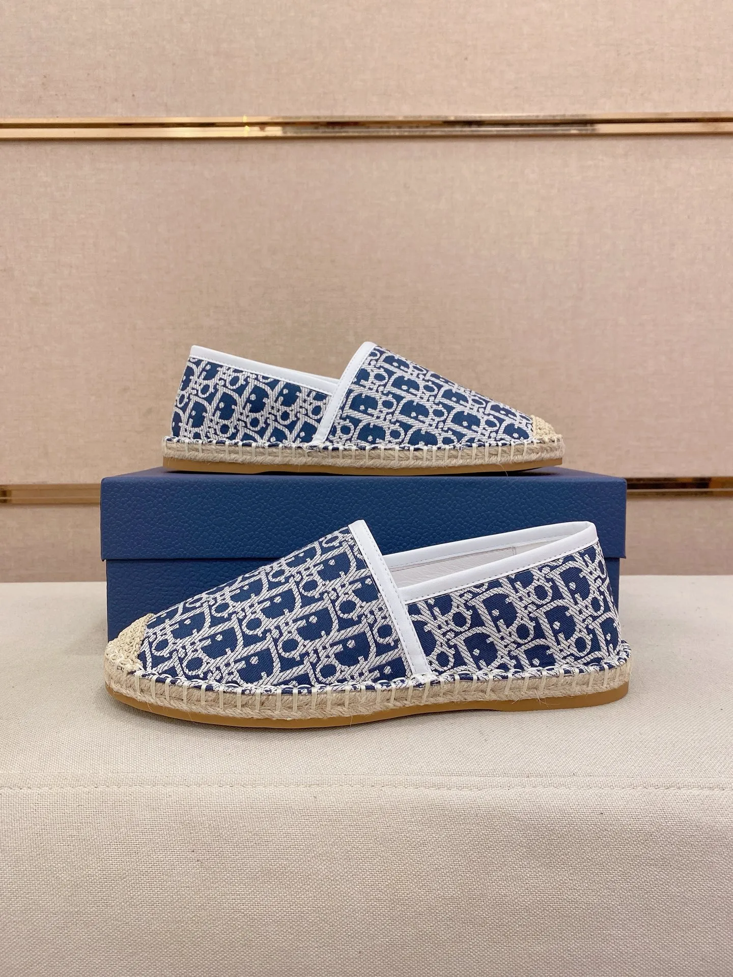 Factory price: 400💰High quality [Dior·Dior] 💫Men's latest slip-on Loaf casual shoes ✔️The original version is available at the counter simultaneously. 1:1 replica🏍️Fabrics: Italian imported fabrics, pure hand-drawn threads, raw rubber breathable and non-slip outsole, lining breathable and comfortable lambskin, 100% comfortable density, original rubber outsole wear-resistant ✔️Code number: 38-44, you deserve it, (Note: 37, 45, 46 can be customized, non-refundable and non-exchangeable)